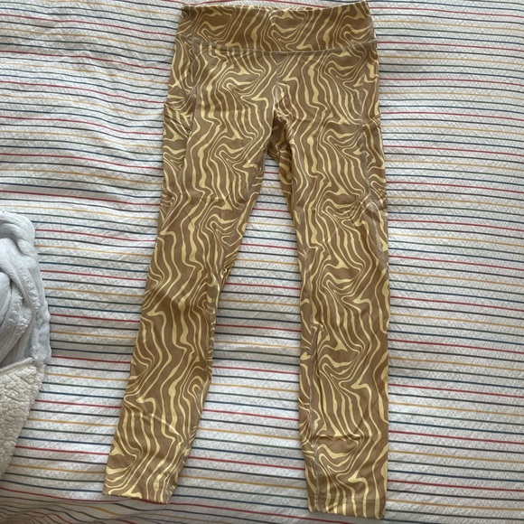 Outdoor voices  pampas swirl leggings, size M - Picture 4 of 9